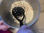 Die Butterkekse m&uuml;ssen ganz fein zerbr&ouml;selt werden. Das geht gut mithilfe eines Kartoffelstampfers und einem Fleischklopfer oder in einer Gefriert&uuml;te und einem Nudelholz.