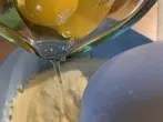 Jetzt werden die Eier in die Quark-Masse gegeben und gut unterger&uuml;hrt. Anschlie&szlig;end die Schokoriegel in St&uuml;cke brechen. 