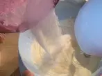Die Zucker-Puddingpulver-Mischung mit dem Handr&uuml;hrger&auml;t (K&uuml;chenmaschine) in die Quark-Masse einr&uuml;hren.