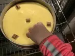Kuchen f&uuml;r ungef&auml;hr 20 Minuten backen, dann die restlichen Schokoriegel zerbrechen und oben auf dem Kuchen verteilen.