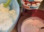 Zucker und Puddingpulver miteinander vermischen, ebenso den Quark und Cr&egrave;me fra&icirc;che in einer Sch&uuml;ssel verr&uuml;hren.
