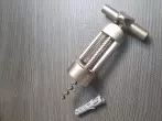 Große dicke Dübel aus der Wand entfernen