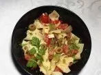 Salatsauce mit Peperonisud verfeinern