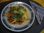 Spaghetti-Pfanne mit Schinken, Gemüse und Kräutern