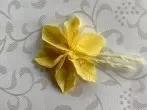 Nun die Lagen vorsichtig aufklappen und die Bl&uuml;tenbl&auml;tter entfalten. Fertig ist das Bl&uuml;mchen!