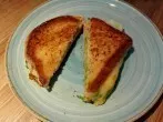 Herzhaft gebratenes Sandwich aus der Pfanne