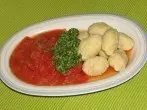 Polenta-Gnocchi mit Tomatenconcasse und Petersilienpesto
