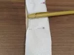 Malerkrepp auf eine Seite kleben, dann die zweite Stoffschicht dr&uuml;ber legen und anpinnen.