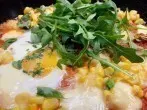 Schakschuka mit Mozzarella, Parmesan & frischen Kräutern