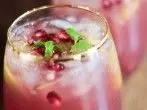 Alkoholfreier Weihnachtscocktail mit Granatapfel