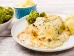 Fischauflauf mit einer goldbraunen Käsekruste überbacken