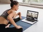 Yoga online lernen mit YouTube: 4 Tipps für Anfänger
