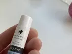 Risse an den Fingerkuppen mit Lippenbalsam behandeln