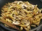 Nudel-Champignon-Pfanne mit Kräuterschmand