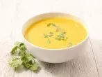 Cremige Tomaten-Kokos-Bananen-Suppe