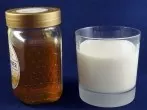 Honig und Milch gegen Akne
