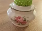 Nadelkissen in Keramikgefäß selbstgemacht
