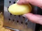Sauerkraut mit einer Kartoffel schmackhaft machen