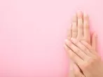 Auftragen von Nagellack bei kurzen Fingernägeln mit Lackierhilfe