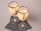 Cocktail mit Baileys und Amaretto
