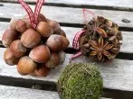 Weihnachtskugeln aus Moos und Haselnüssen