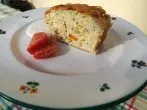 Herzhafter Blumenkohlstrudel aus Blätterteig mit Knoblauch-Dip