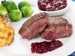 <strong>Rehr&uuml;cken</strong> mit <strong>Rosenkohl</strong>, Kartoffelpl&auml;tzchen & Preiselbeerso&szlig;e