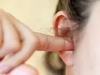Finger in den Ohren: Der Schluckauf verschwindet sofort