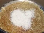 Angebranntes aus Kochtöpfen entfernen