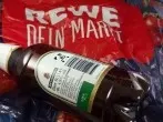 Pfandflaschen in passende Discounter-Tüten sortieren
