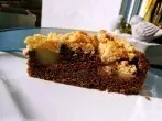 Russischer Birnenkuchen mit Rum und Kakaoboden