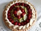 Obstkuchen mit Erdbeeren, Bananen und Kiwis