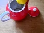Teekanne mit Zitronensaft reinigen