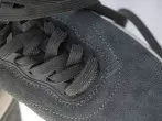 Wildlederschuhe mit einem Mikrofasertuch reinigen und aufrauen