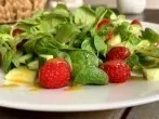 Feldsalat mit Himbeeren, Gurke & Honig-Senf-Dressing