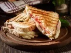 Sandwichtoast mit Wacholderschinken und Tomate