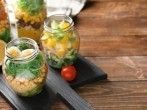Salat to go - knackig & leicht mit Avocado-Dressing