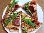 Pizza mit Champignons und Frühlingszwiebeln