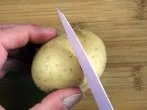 Pellkartoffeln leichter schälen - vorher einritzen