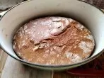 Brot mit verschiedenen Mehlsorten und Walnüssen