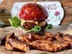Selbstgemachte Burger mit Bacon Jam und Süßkartoffel-Pommes