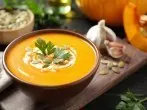 Scharfe Kokos-Kürbissuppe mit Hokkaido, Ingwer und Chili