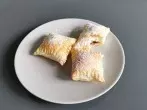 Einfache Blätterteigtaschen mit süßer Füllung