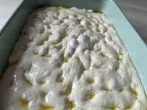Eine Focaccia wird mit viel Liebe und Öl zubereitet. Lass dich davon nicht beirren, das gehört dazu :-)
