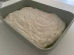 Nachdem der Teig in der Backform gerastet hat, bereiten wir ihn fürs Backen vor. Dazu noch etwas Öl darauf träufeln.