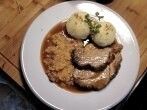 <strong>Schweinebraten</strong> in dunkler Bierso&szlig;e mit Kn&ouml;del und Kellerr&uuml;benkraut