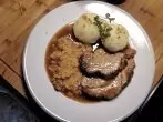 Schweinebraten in dunkler Biersoße mit Knödel und Kellerrübenkraut