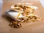Frühstücks-Wrap mit Erdnussbutter und Walnusskernen
