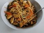 Mie-Nudeln mit Huhn, Gem&uuml;se, Ananas und Sesam