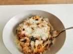 Tagliatelle mit selbstgemachter Tomatenso&szlig;e und frischem Spinat